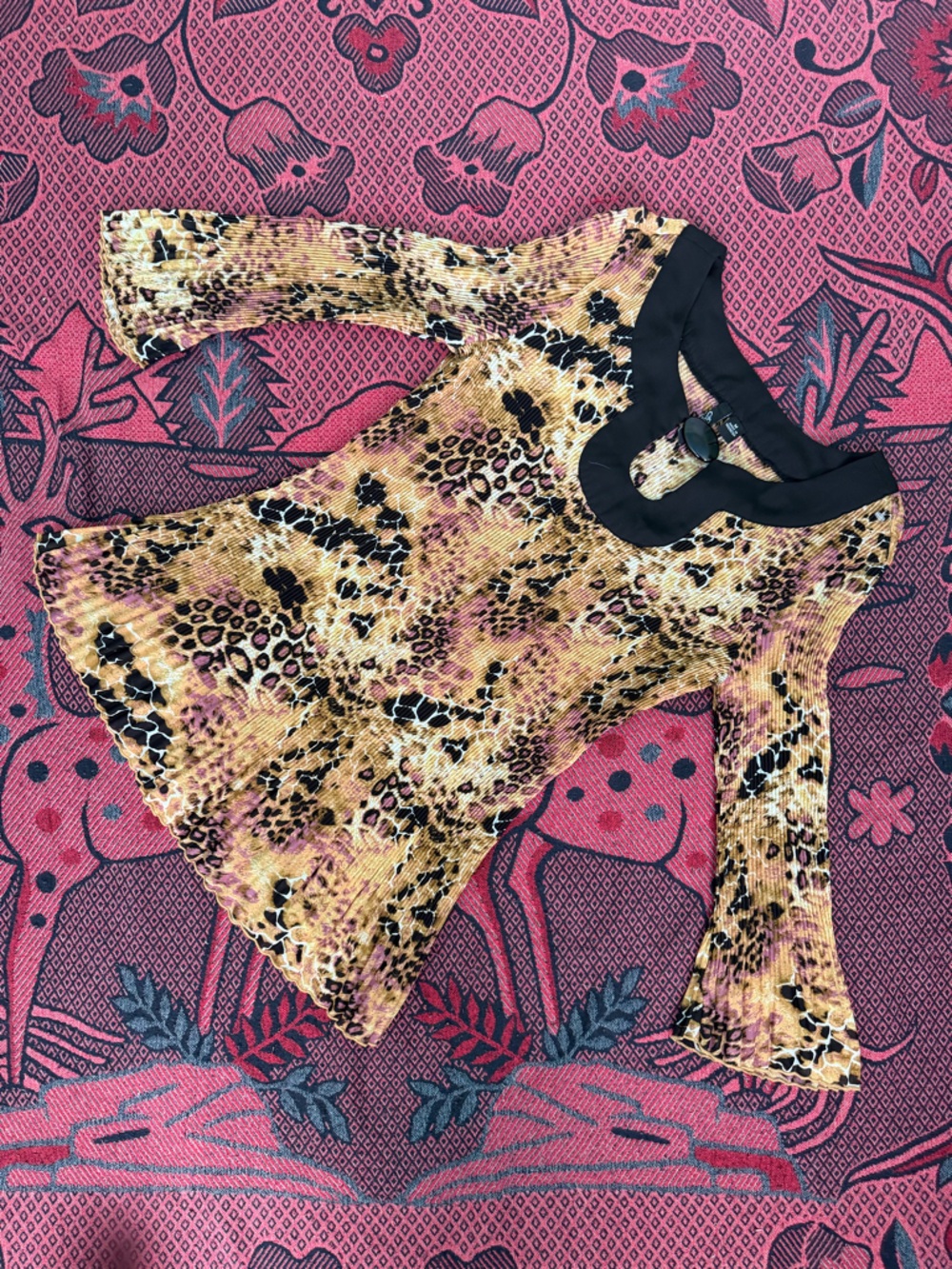 Essentials by Milano Black Button Accent Top with Multicolor Print